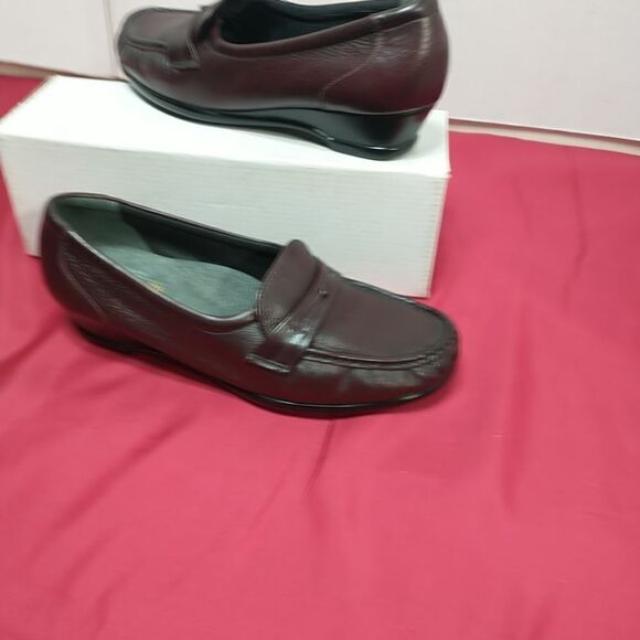 SAS Woman's SZ 7.5 WW Burgundy Leather Loafer Moccasin Tripad Comfort . - Picture 3 of 9